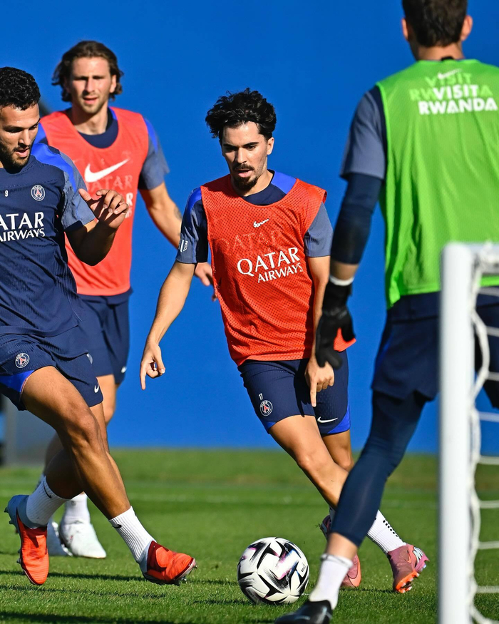 巴黎圣日耳曼击败布拉格斯拉维亚，法甲劲旅实现连胜的简单介绍